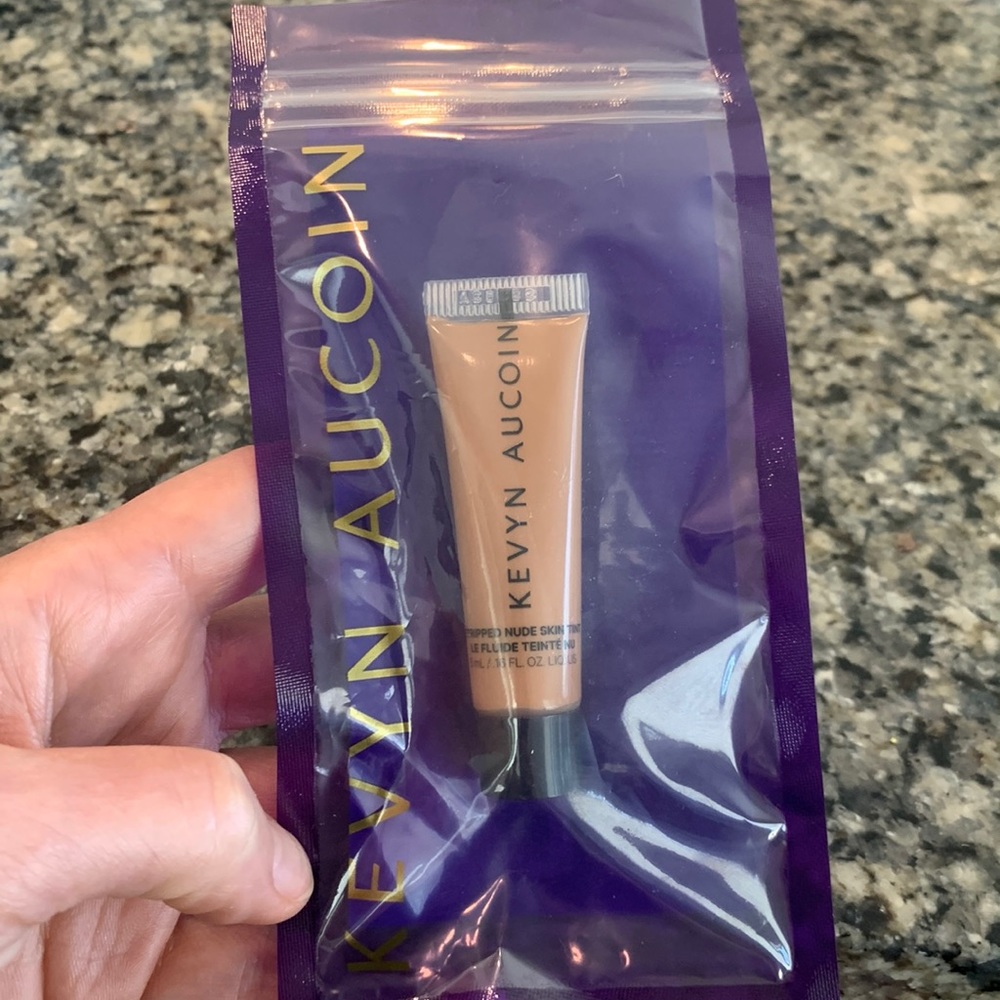 Kevyn Aucoin Bundl Price stripped nude skin tint med st 07